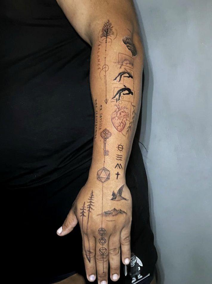 Tatuaje lineart con múltiples símbolos en línea vertical