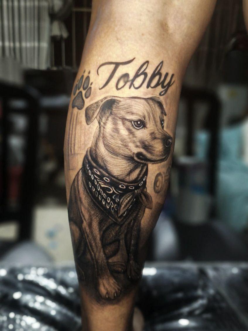 Tatuaje realista de perro con lettering Tobby